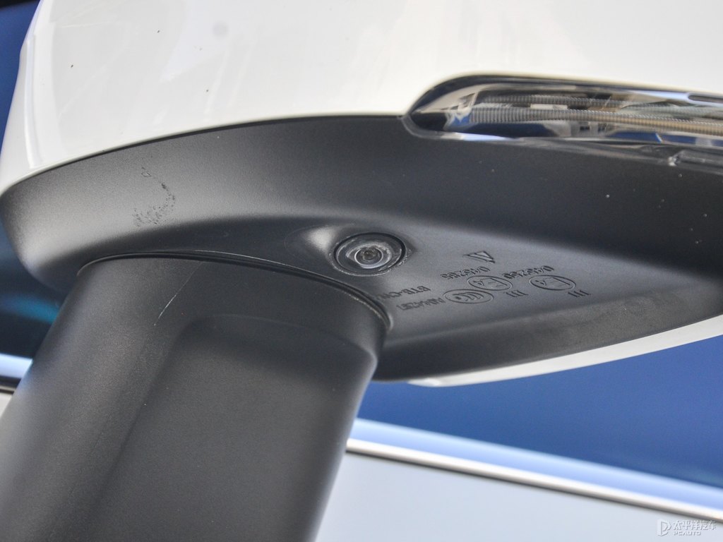 水晶白沃爾沃XC60新能源車身外觀圖片