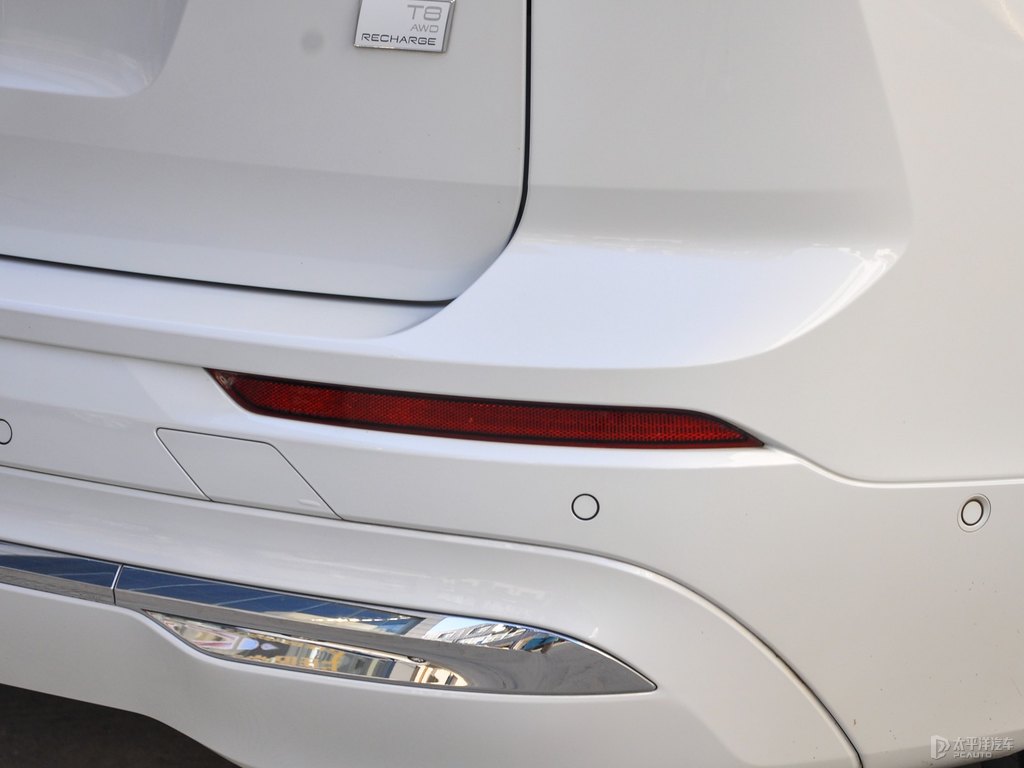 水晶白沃爾沃XC60新能源車尾外觀圖片