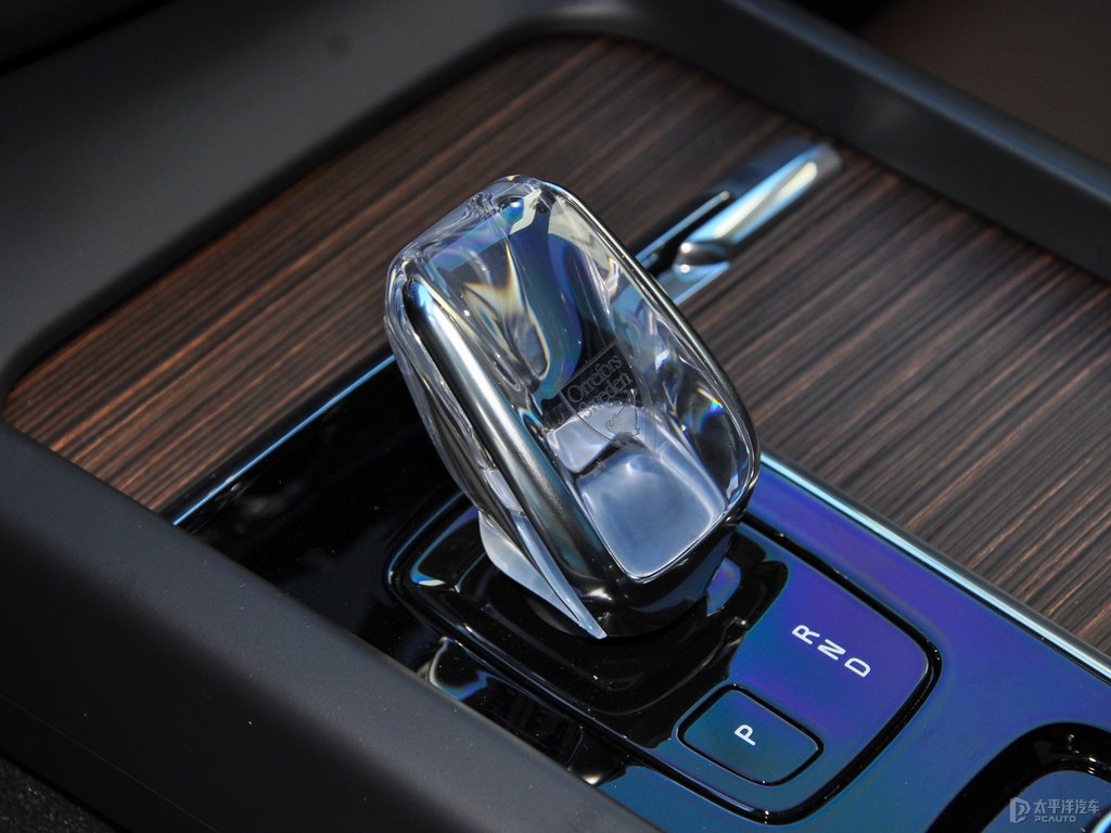 水晶白沃爾沃XC60新能源中控內(nèi)飾圖片