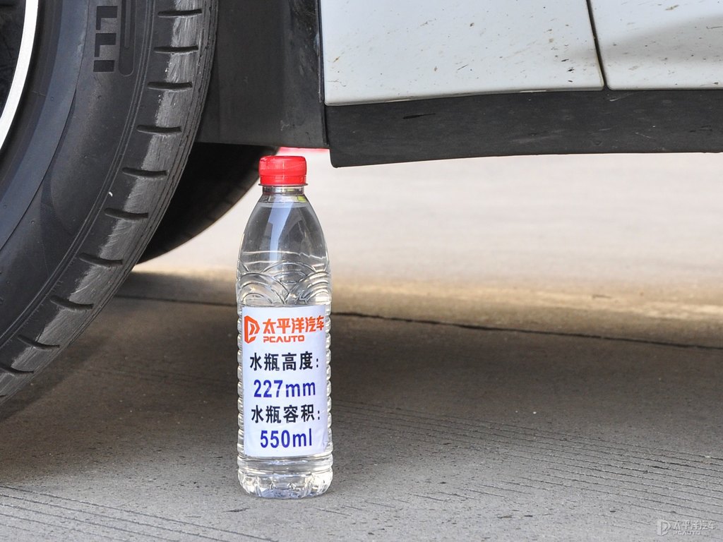 水晶白沃爾沃XC60新能源車身外觀圖片
