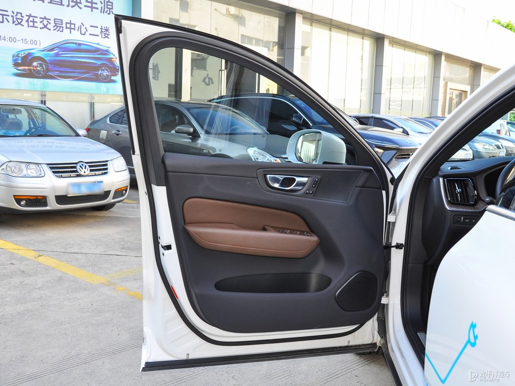 水晶白沃爾沃XC60新能源車(chē)廂內(nèi)飾圖片