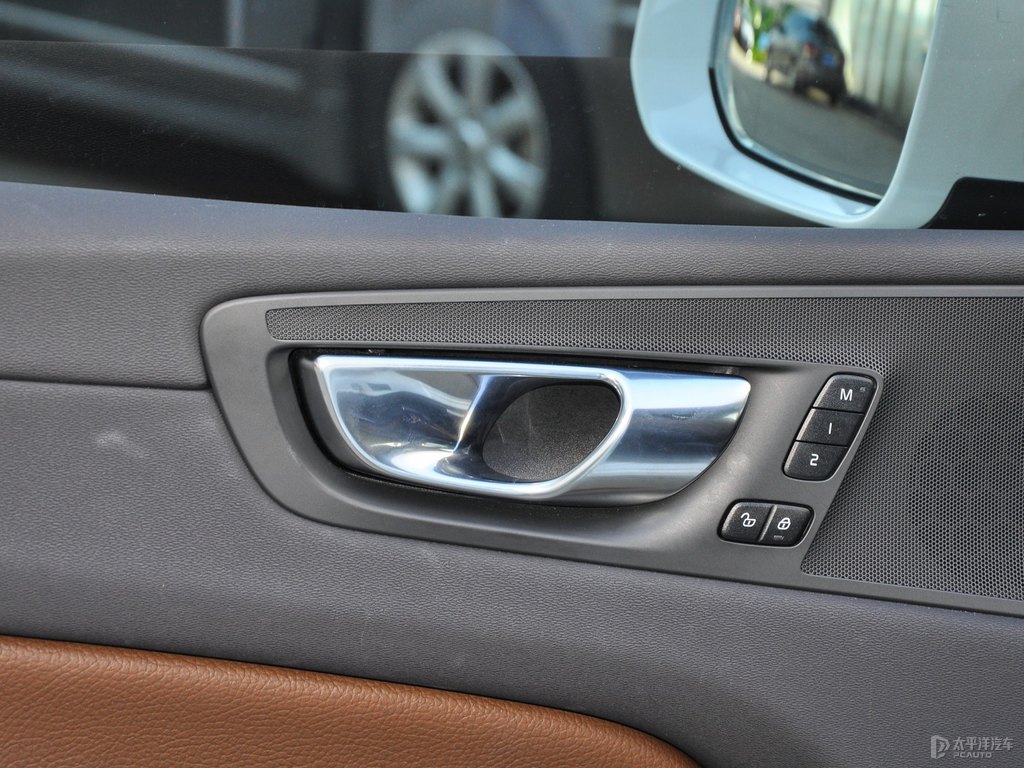 水晶白沃爾沃XC60新能源車廂內(nèi)飾圖片