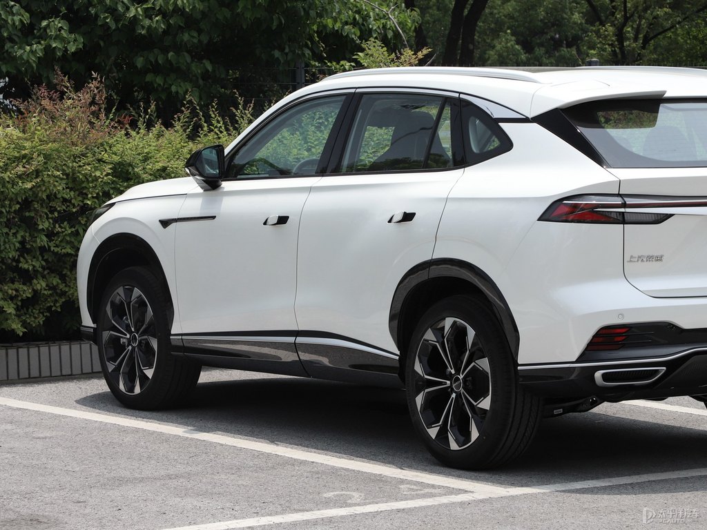 珠光白榮威RX5車身外觀圖片