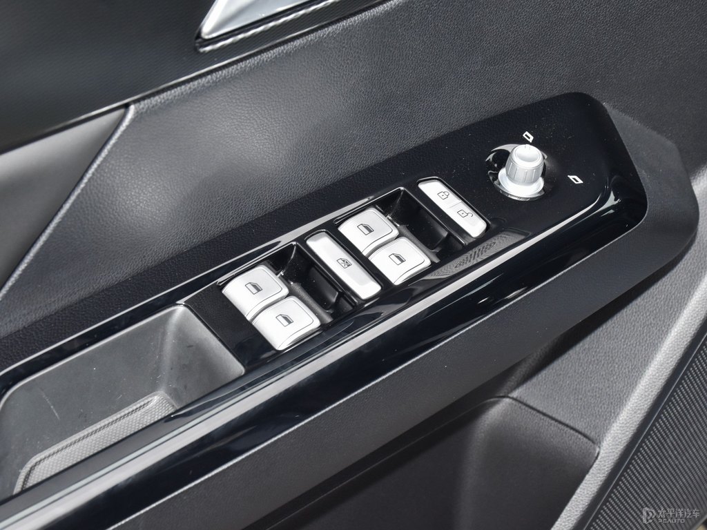 星湖灰小鵬G3車廂內(nèi)飾圖片