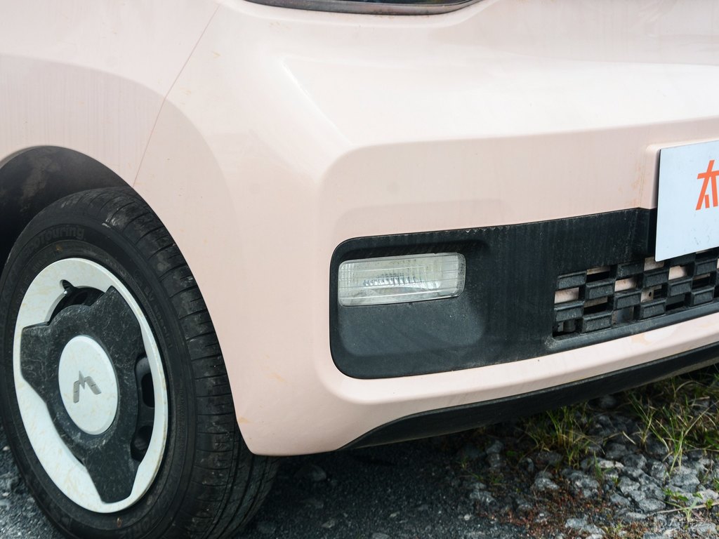 白色+白桃粉宏光MINIEV車頭外觀圖片