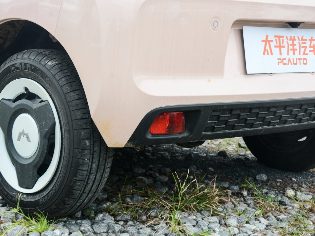 白色+白桃粉宏光MINIEV整車外觀外觀圖片