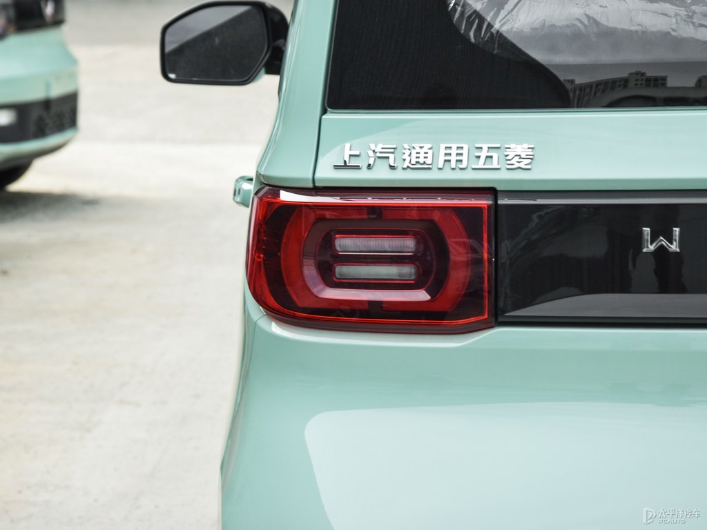 黑色+牛油果綠宏光MINIEV車尾外觀圖片