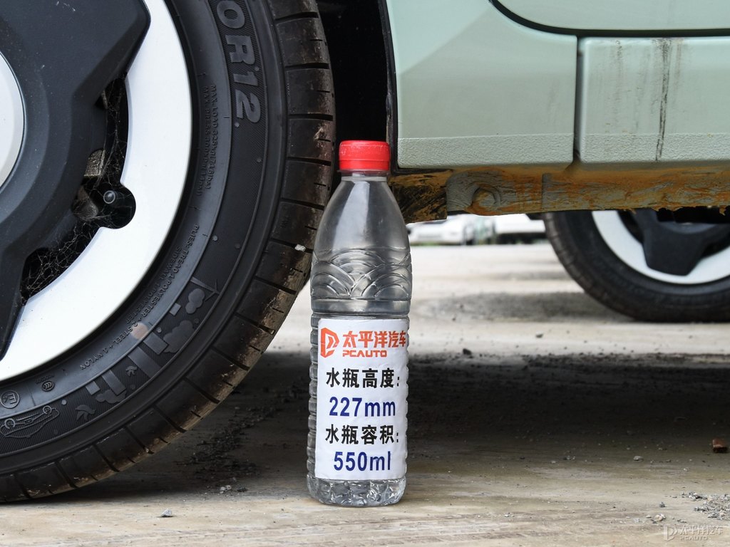 黑色+牛油果綠宏光MINIEV車身外觀圖片