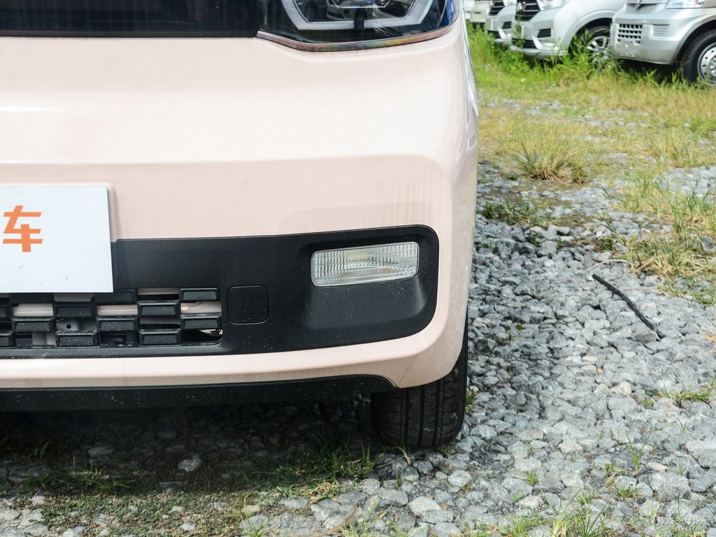 黑色+白桃粉宏光MINIEV車頭外觀圖片