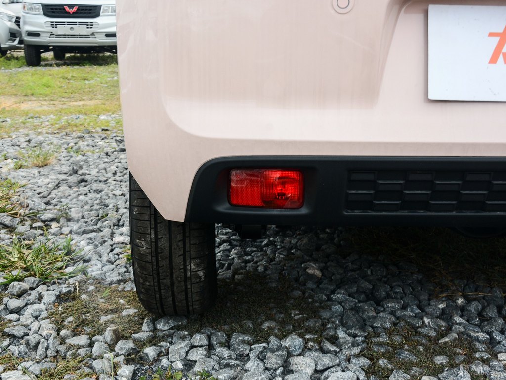 黑色+白桃粉宏光MINIEV車尾外觀圖片