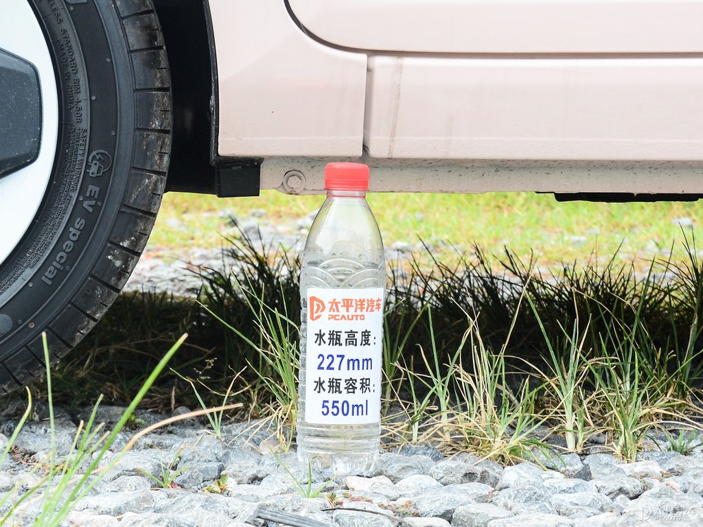 黑色+白桃粉宏光MINIEV車身外觀圖片
