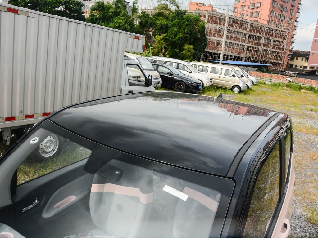黑色+白桃粉宏光MINIEV車身外觀圖片