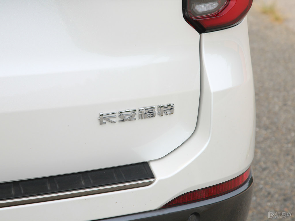 格陵蘭白探險者車尾外觀圖片