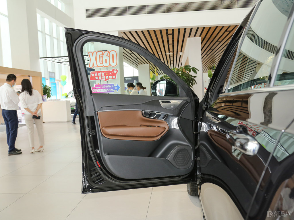 瑪瑙黑沃爾沃XC90新能源車廂內(nèi)飾圖片