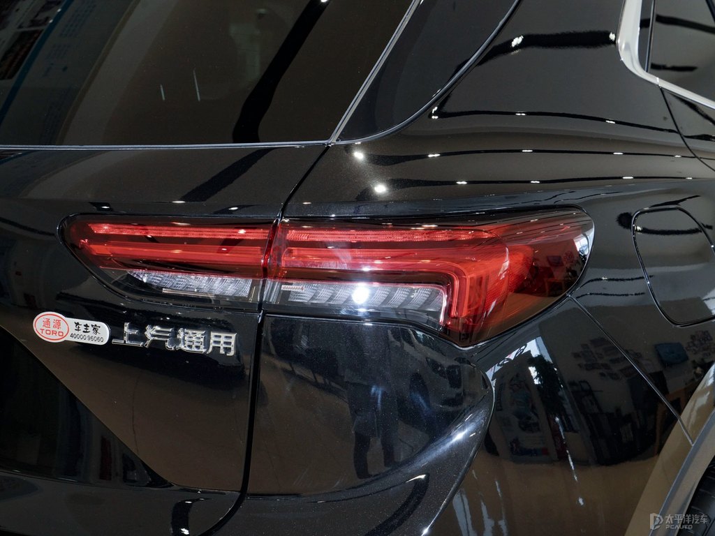 墨玉黑昂科威車尾外觀圖片