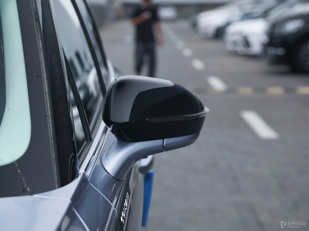 冰川藍(lán)冒險(xiǎn)家車身外觀圖片