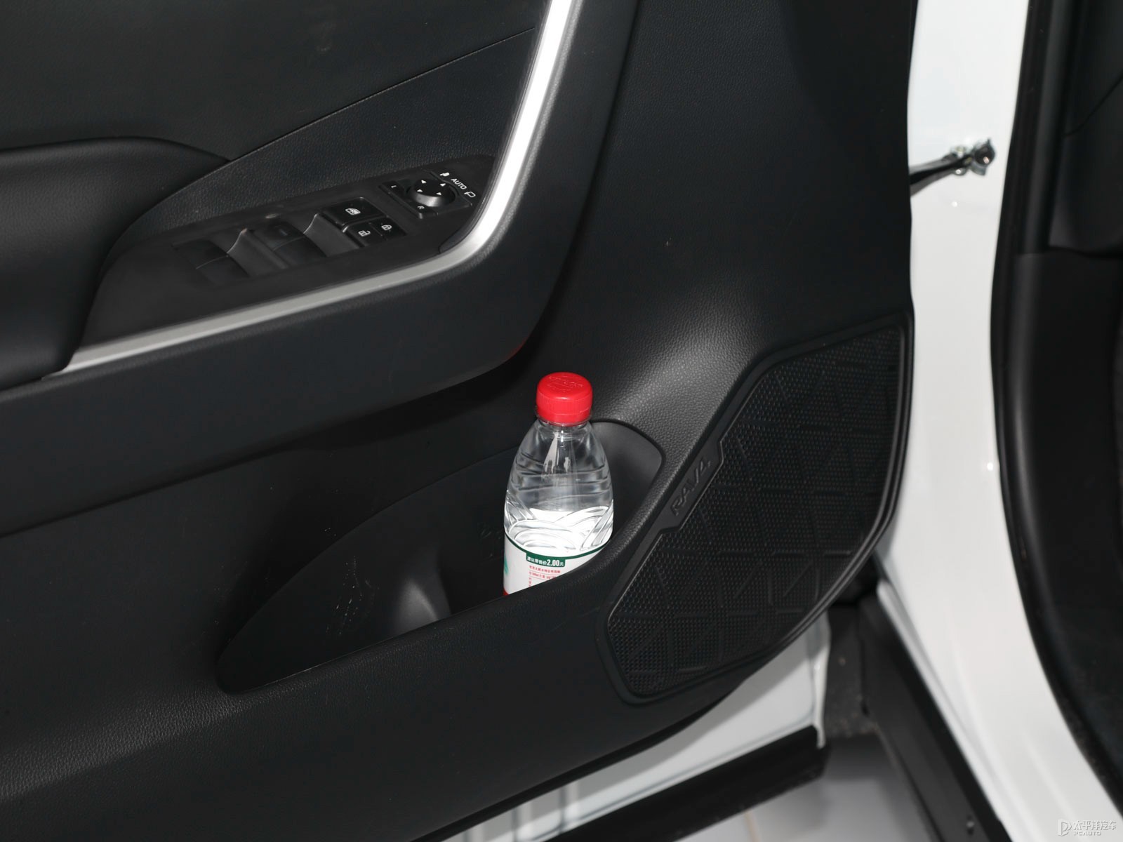 RAV4榮放雙擎E+空間高清大圖