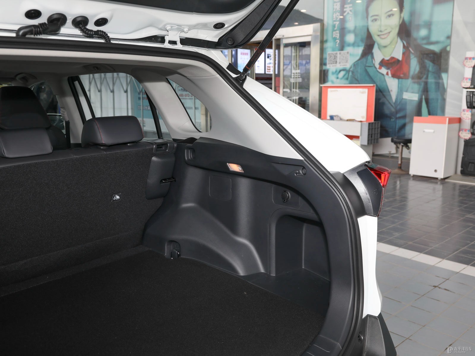 RAV4榮放雙擎E+空間高清大圖