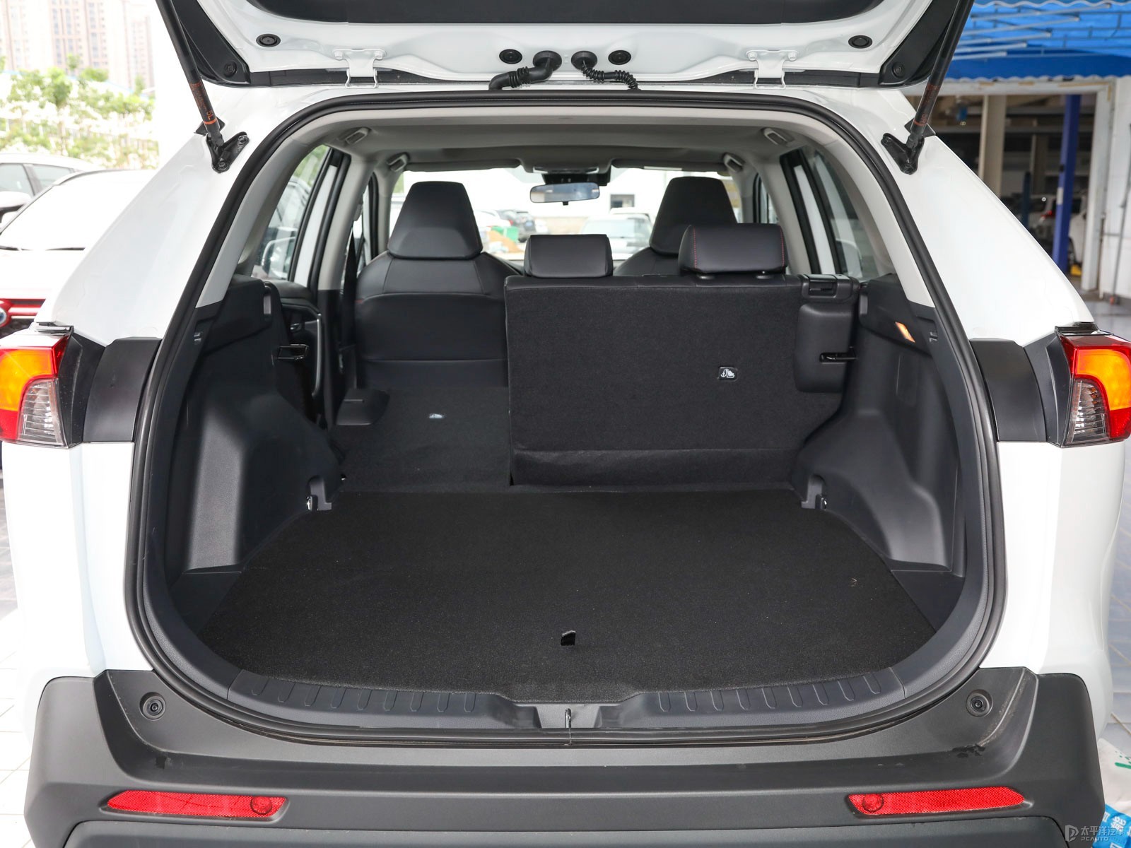 RAV4榮放雙擎E+空間高清大圖