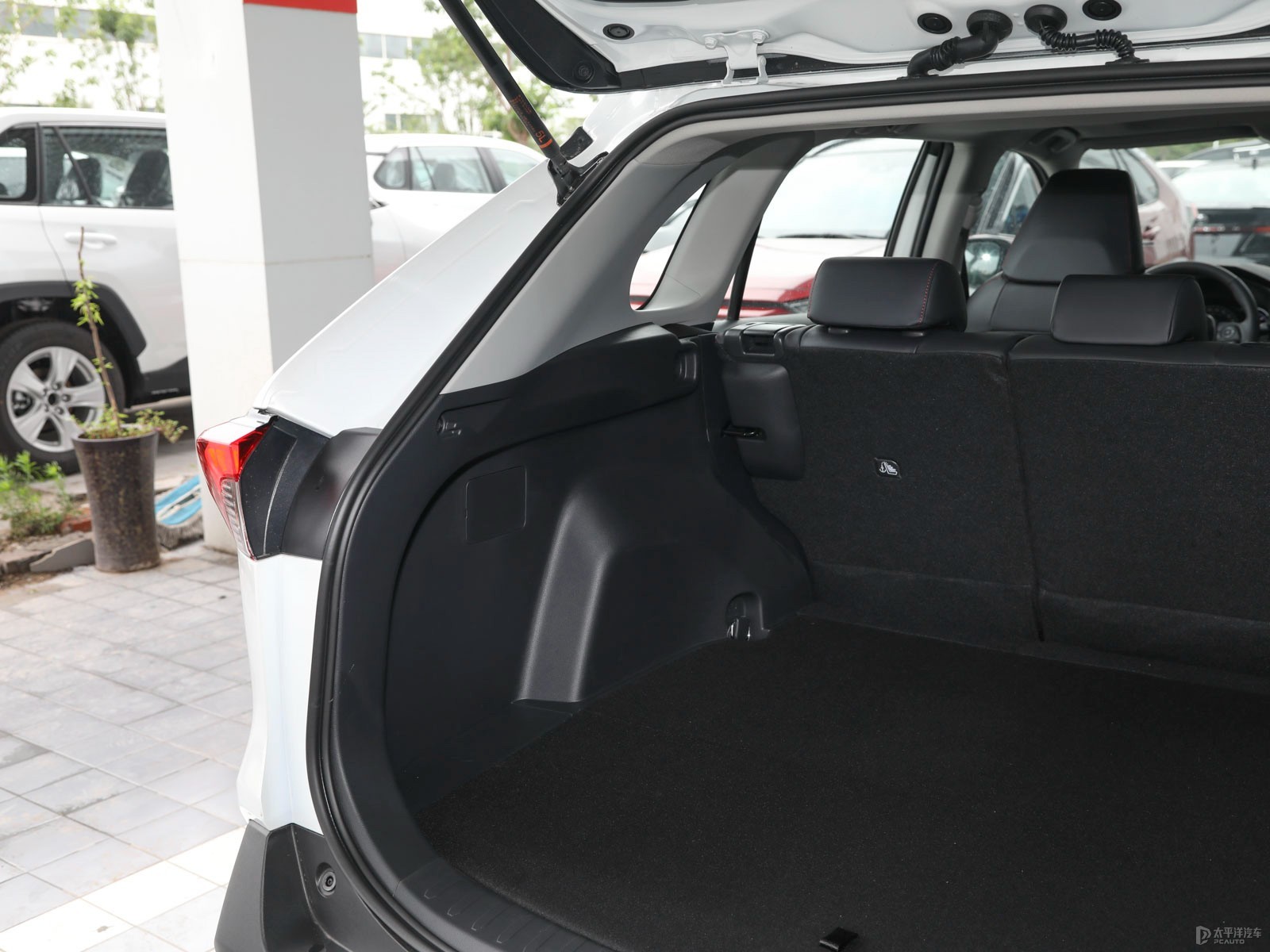 RAV4榮放雙擎E+空間高清大圖