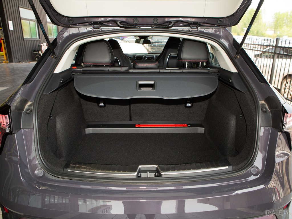 紫色領(lǐng)克02后備廂空間圖片
