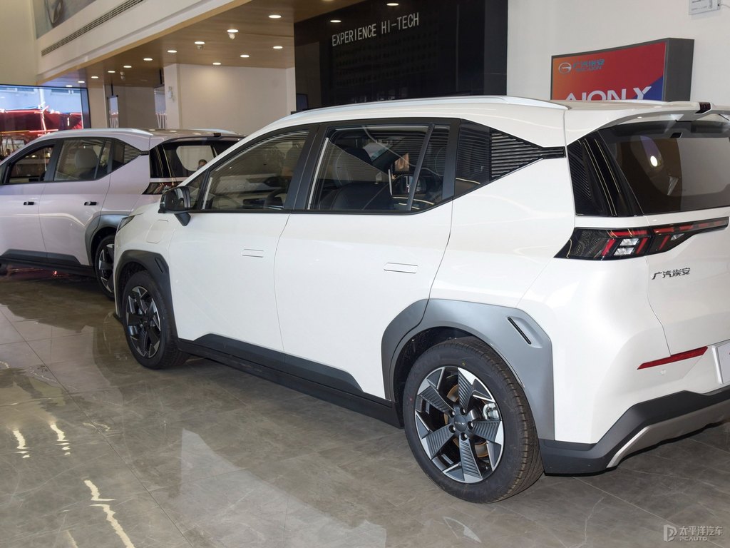 極地白AION Y車身外觀圖片
