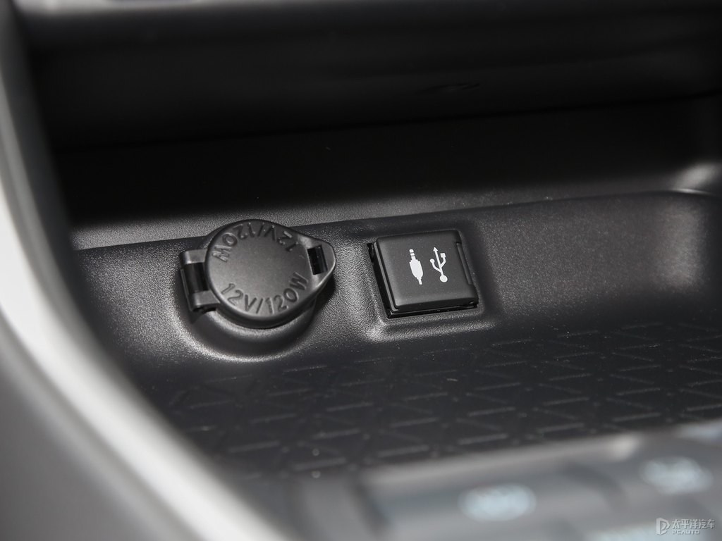 鉑青銅RAV4榮放中控內(nèi)飾圖片