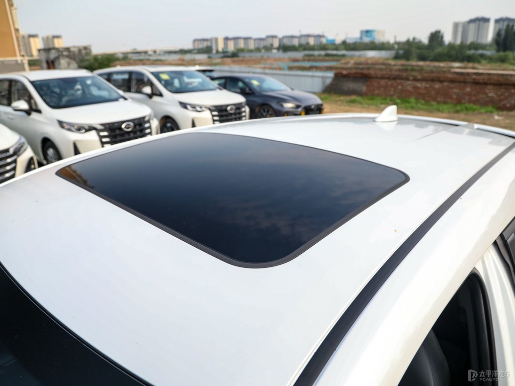 鉑金珍珠白豐田C-HR車身外觀圖片