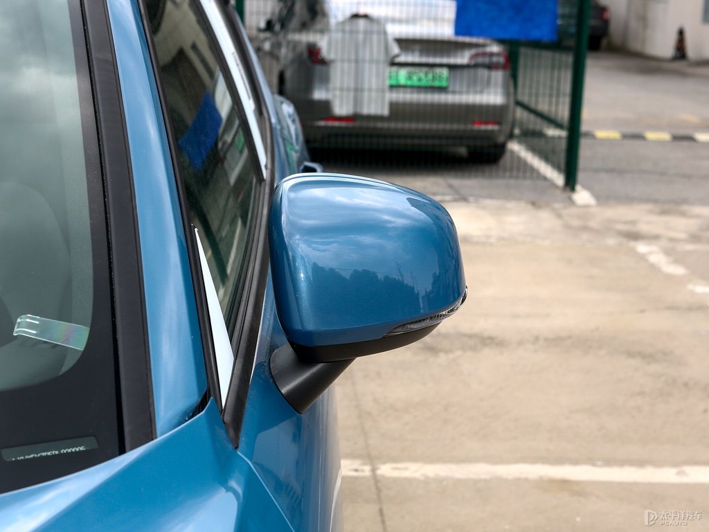 峽灣藍沃爾沃XC40車身外觀圖片