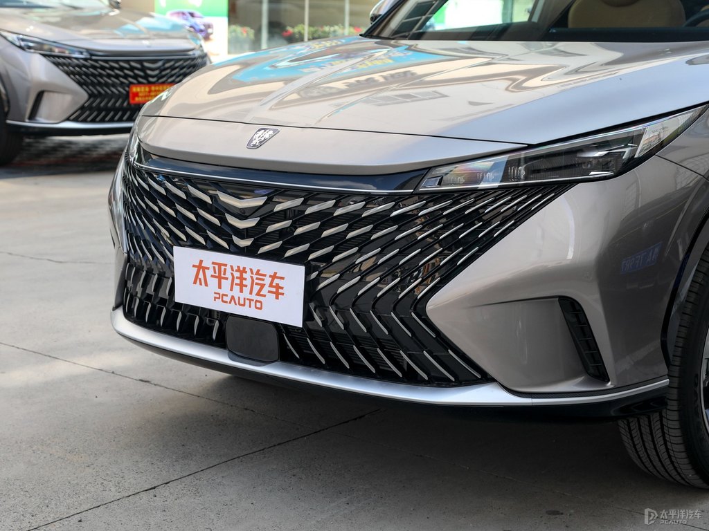 絲絨銀榮威RX5車頭外觀圖片