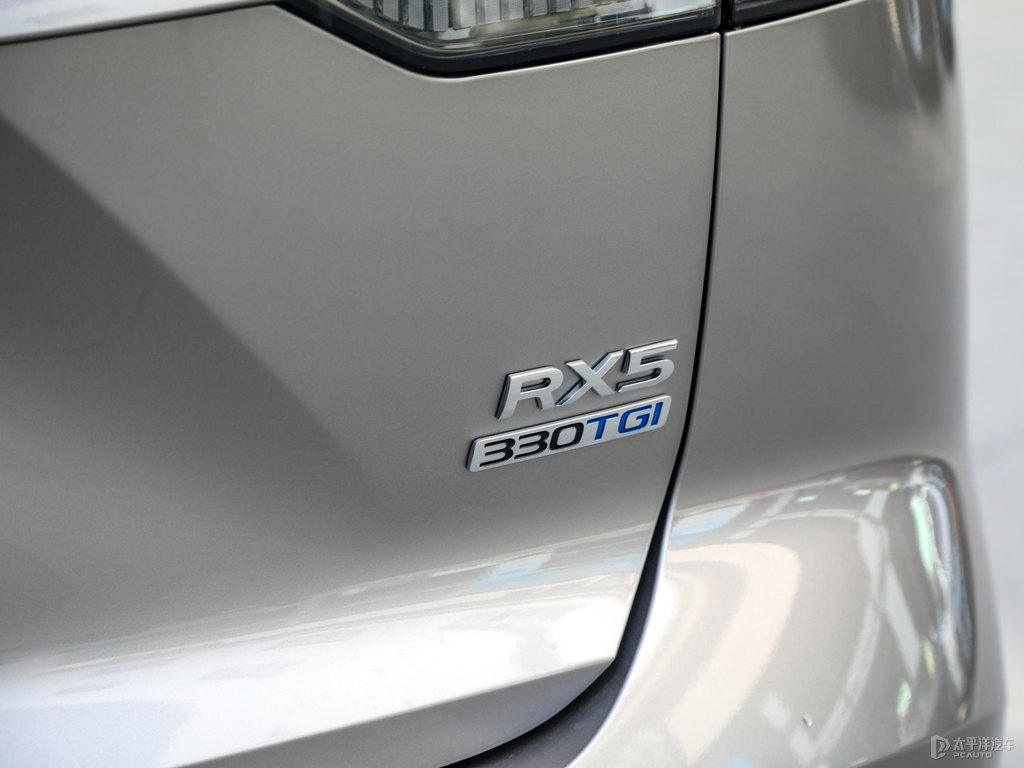 絲絨銀榮威RX5車尾外觀圖片