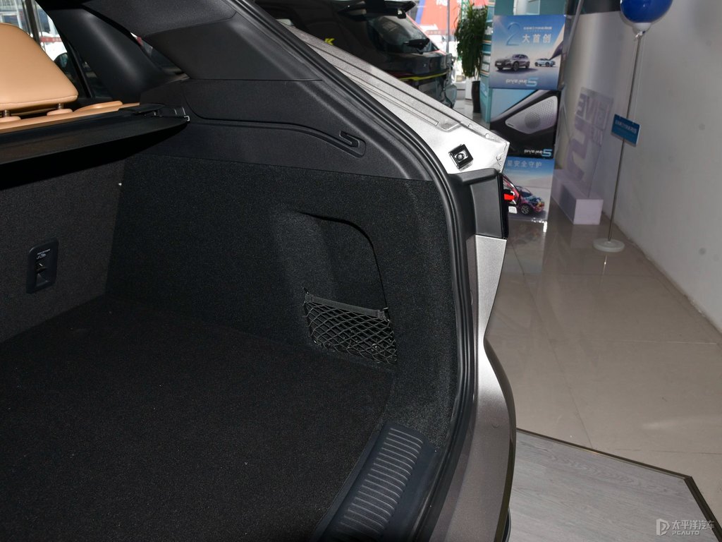 云錦灰榮威RX5后備廂空間圖片