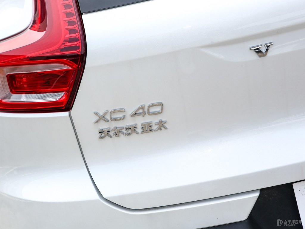 水晶白沃爾沃XC40車(chē)尾外觀圖片