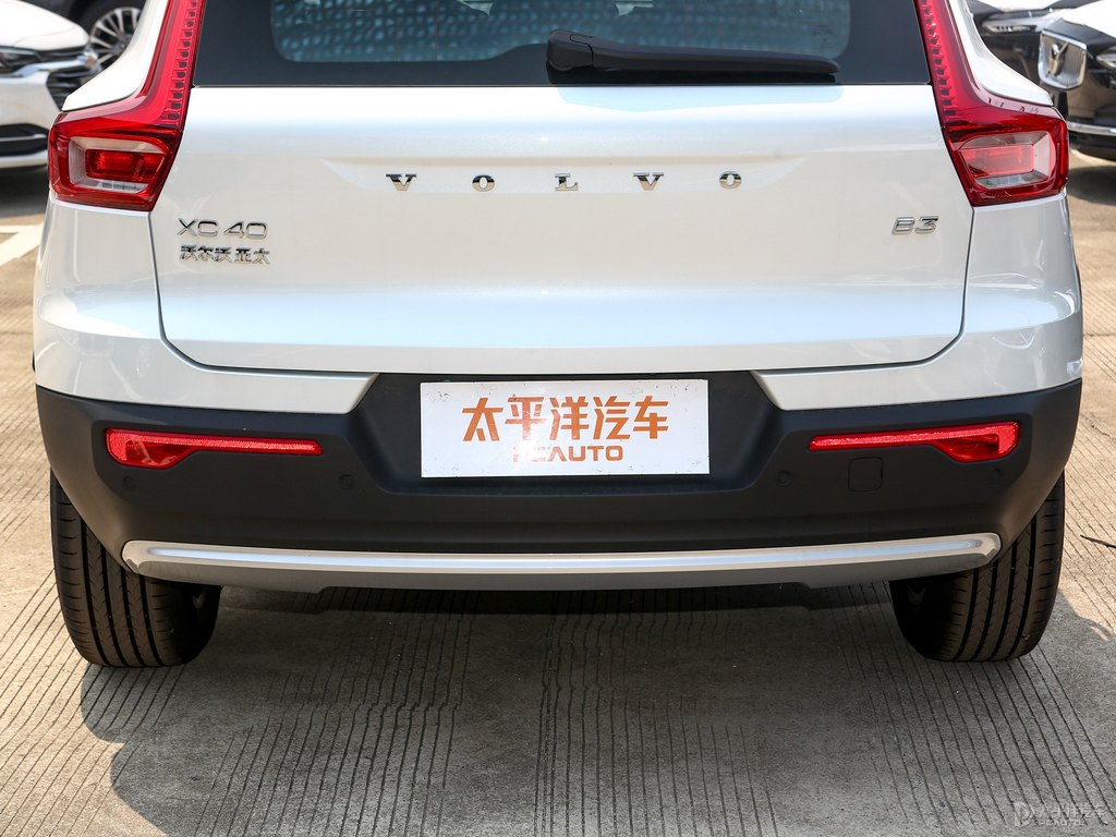 水晶白沃爾沃XC40車尾外觀圖片