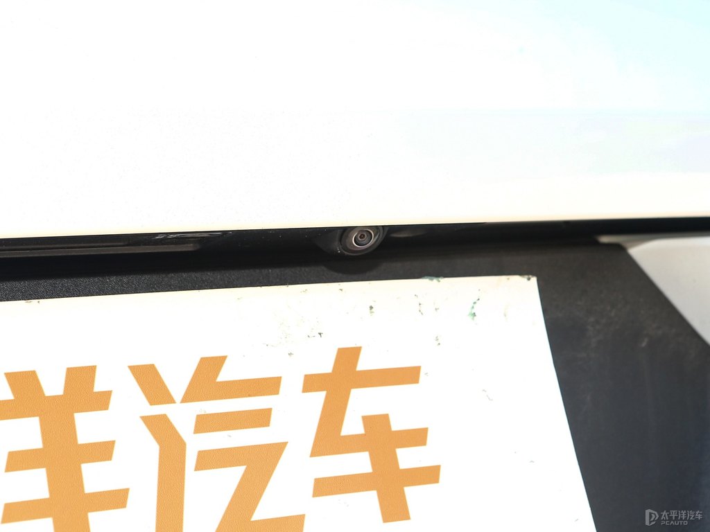 水晶白沃爾沃XC40車尾外觀圖片