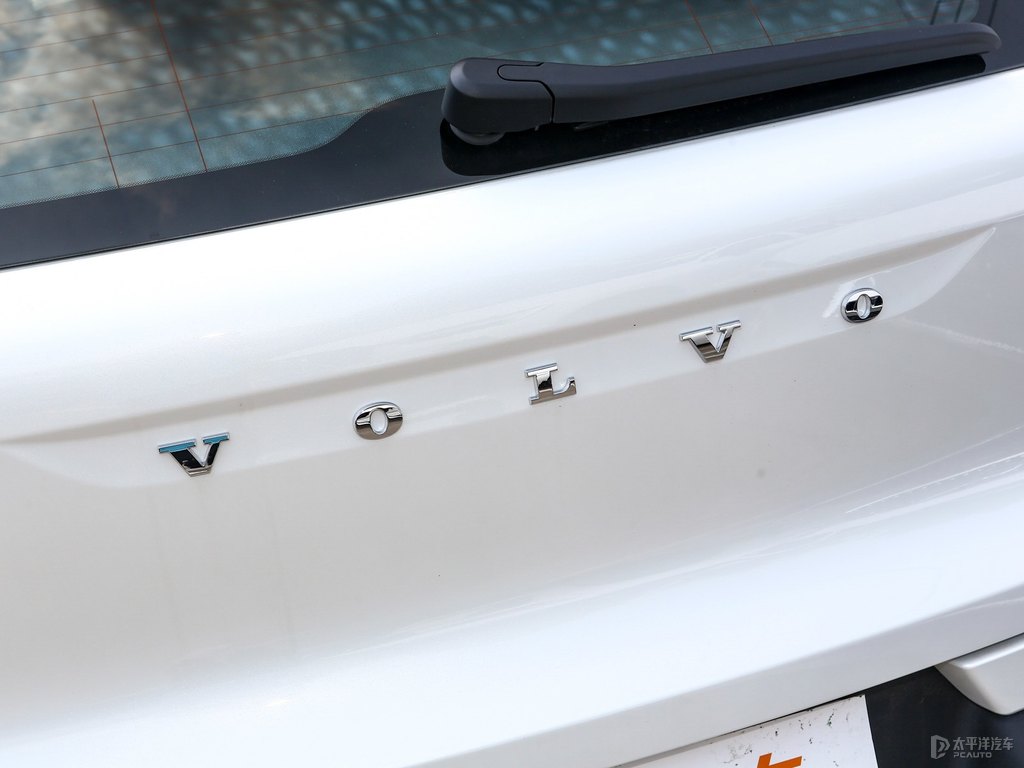 水晶白沃爾沃XC40車尾外觀圖片