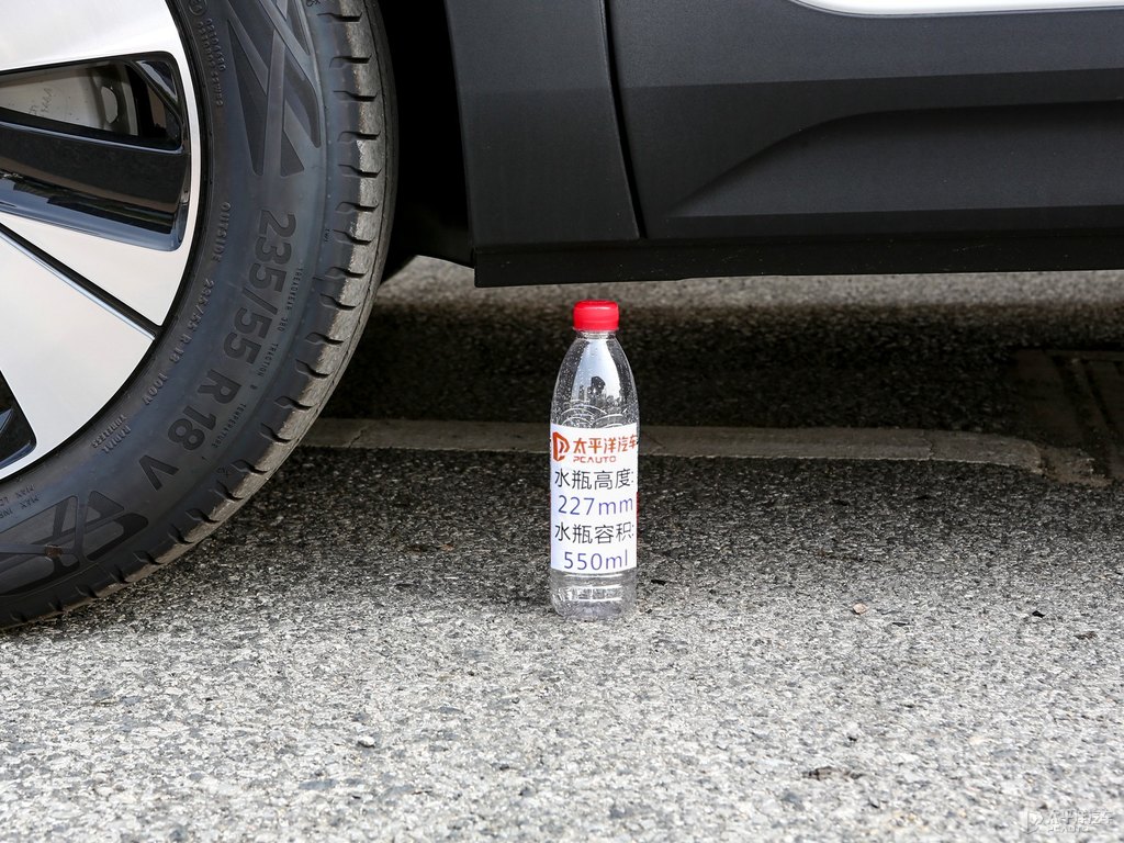 水晶白沃爾沃XC40車身外觀圖片