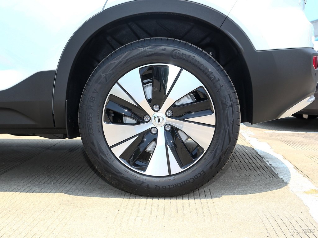 水晶白沃爾沃XC40車身外觀圖片