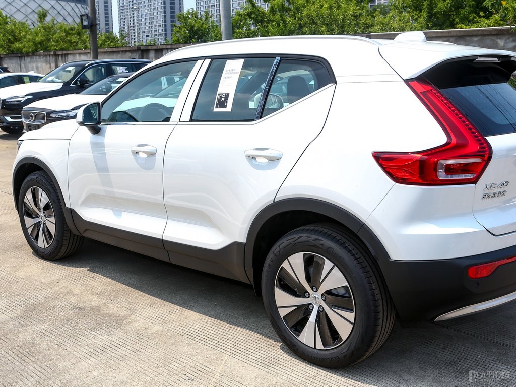 水晶白沃爾沃XC40車身外觀圖片