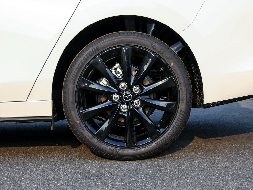 珠光白馬自達(dá)3 昂克賽拉車身外觀圖片