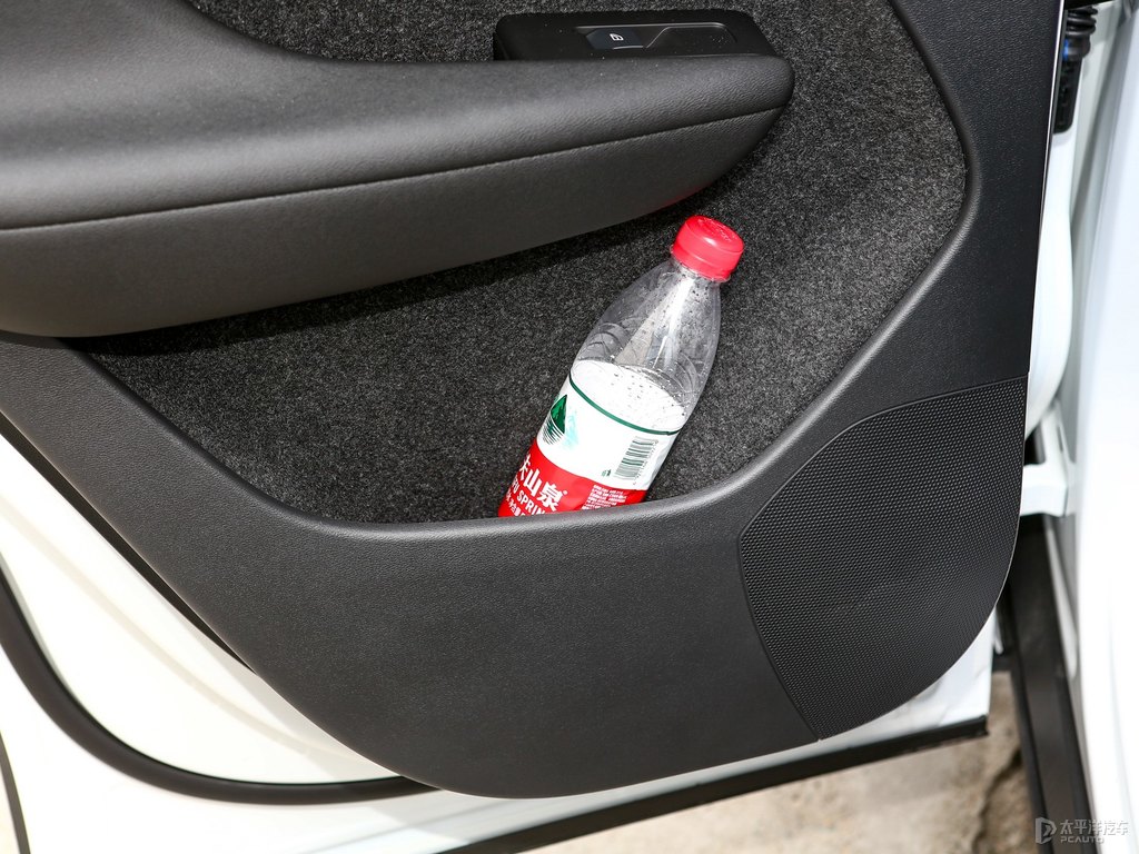 水晶白沃爾沃XC40儲物空間空間圖片