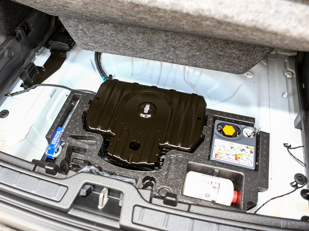 水晶白沃爾沃XC40后備廂空間圖片