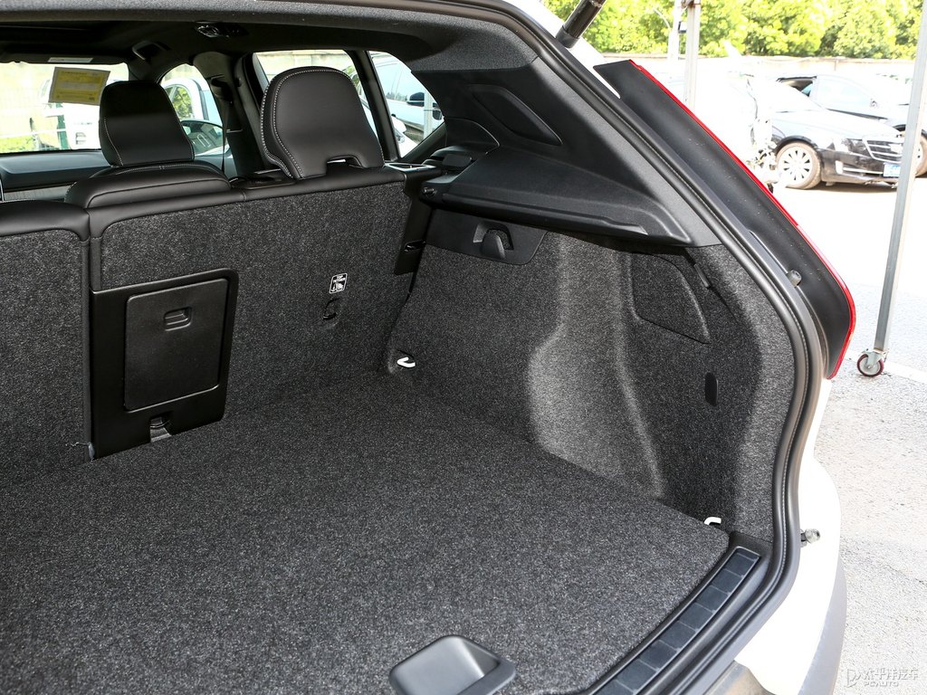 水晶白沃爾沃XC40后備廂空間圖片