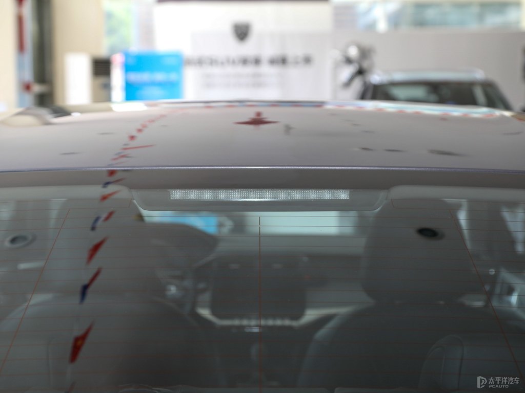 銀翼灰標致408車尾外觀圖片