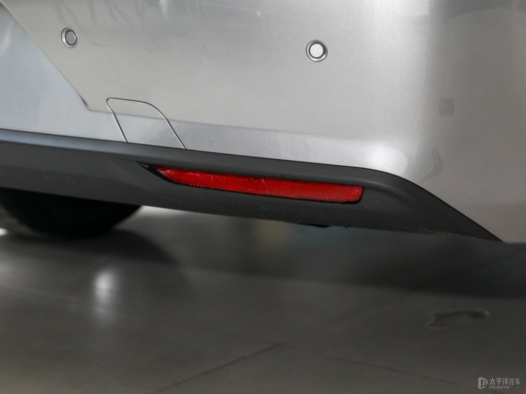 銀翼灰標(biāo)致408車尾外觀圖片