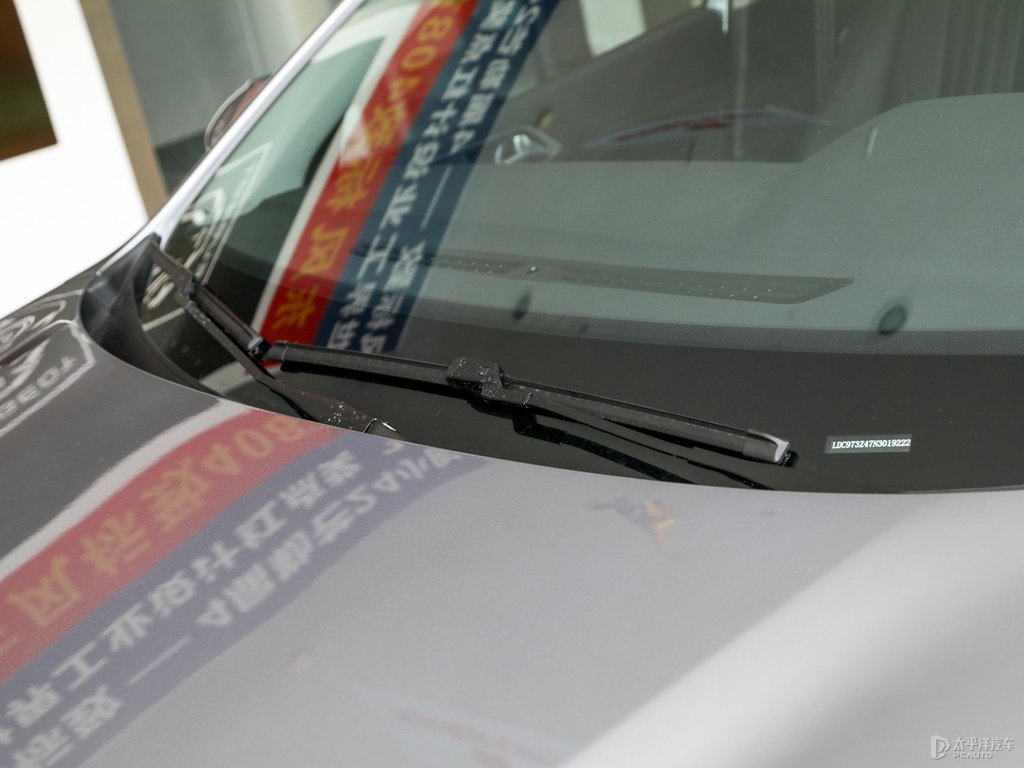 銀翼灰標致408車身外觀圖片