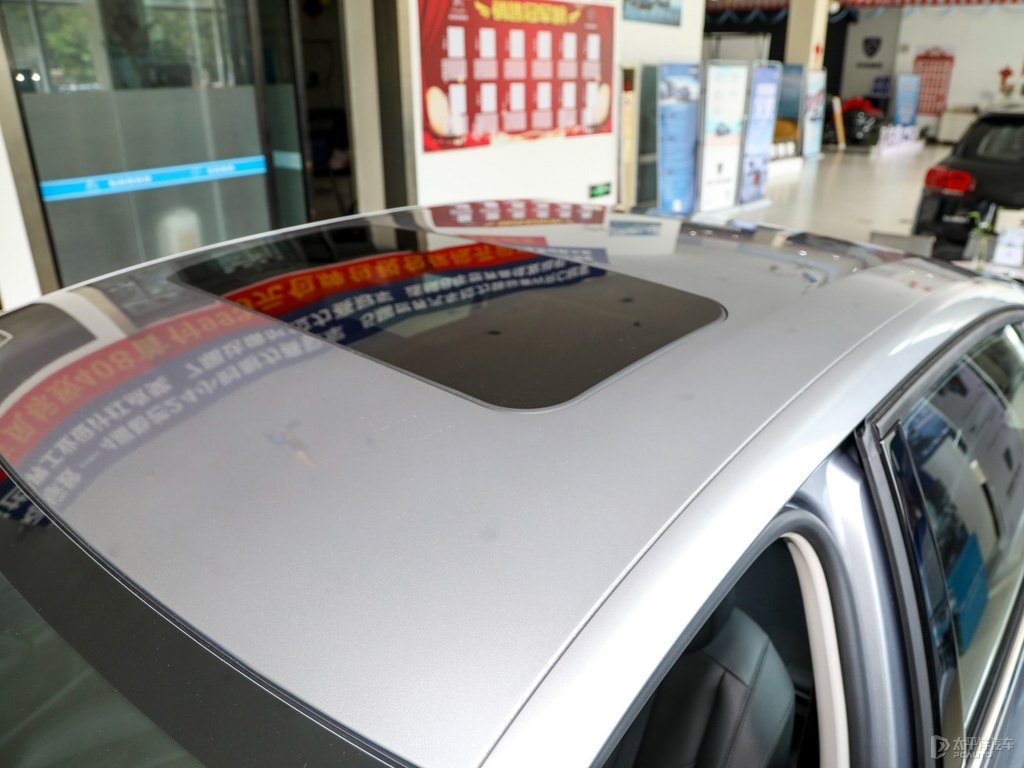 銀翼灰標致408車身外觀圖片