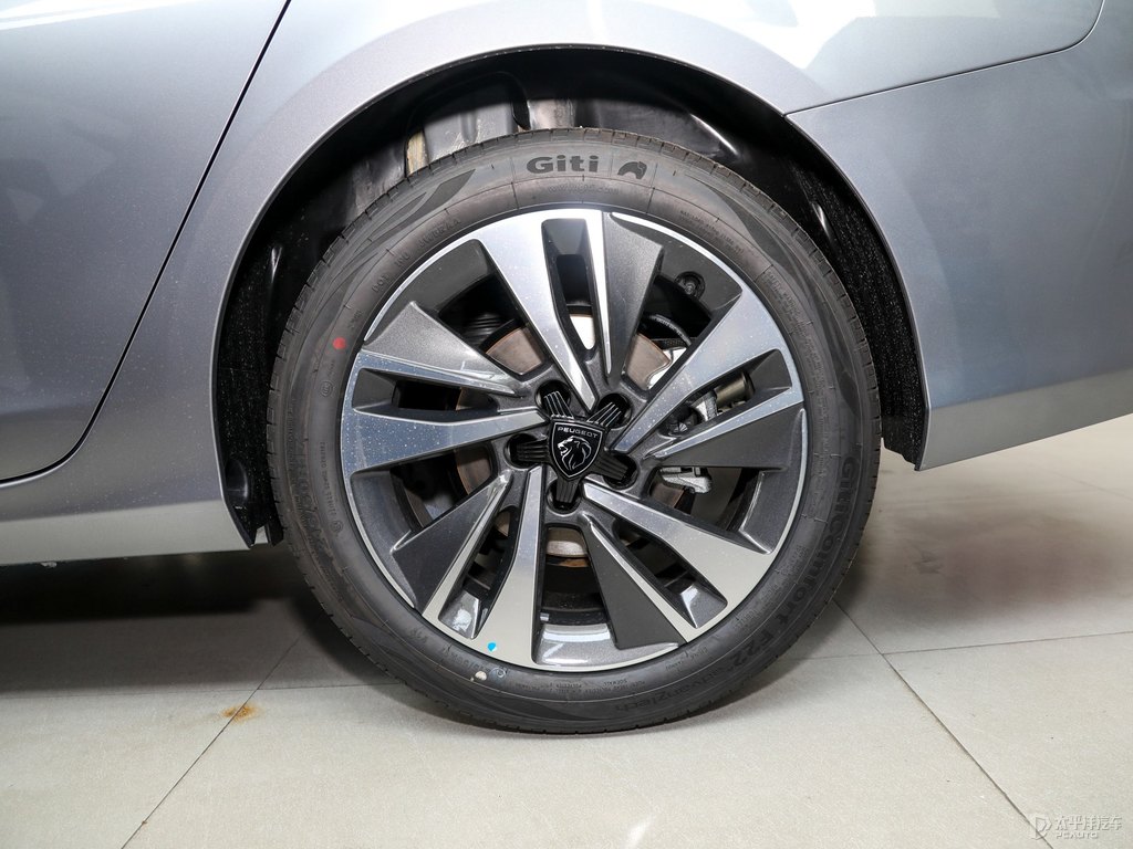 銀翼灰標致408車身外觀圖片