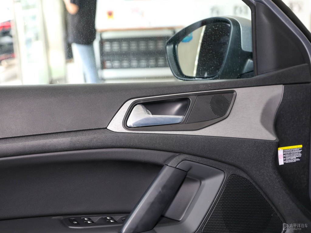 銀翼灰標(biāo)致408車(chē)廂內(nèi)飾圖片