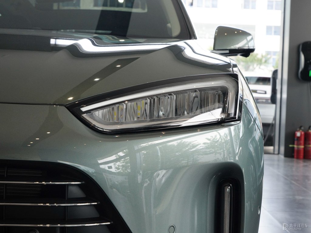 松霜綠問(wèn)界M5車(chē)頭外觀圖片
